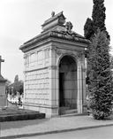 Chapelle funéraire de la famille J. Hébert-Penlou, cimetière de Vaufleury, Laval