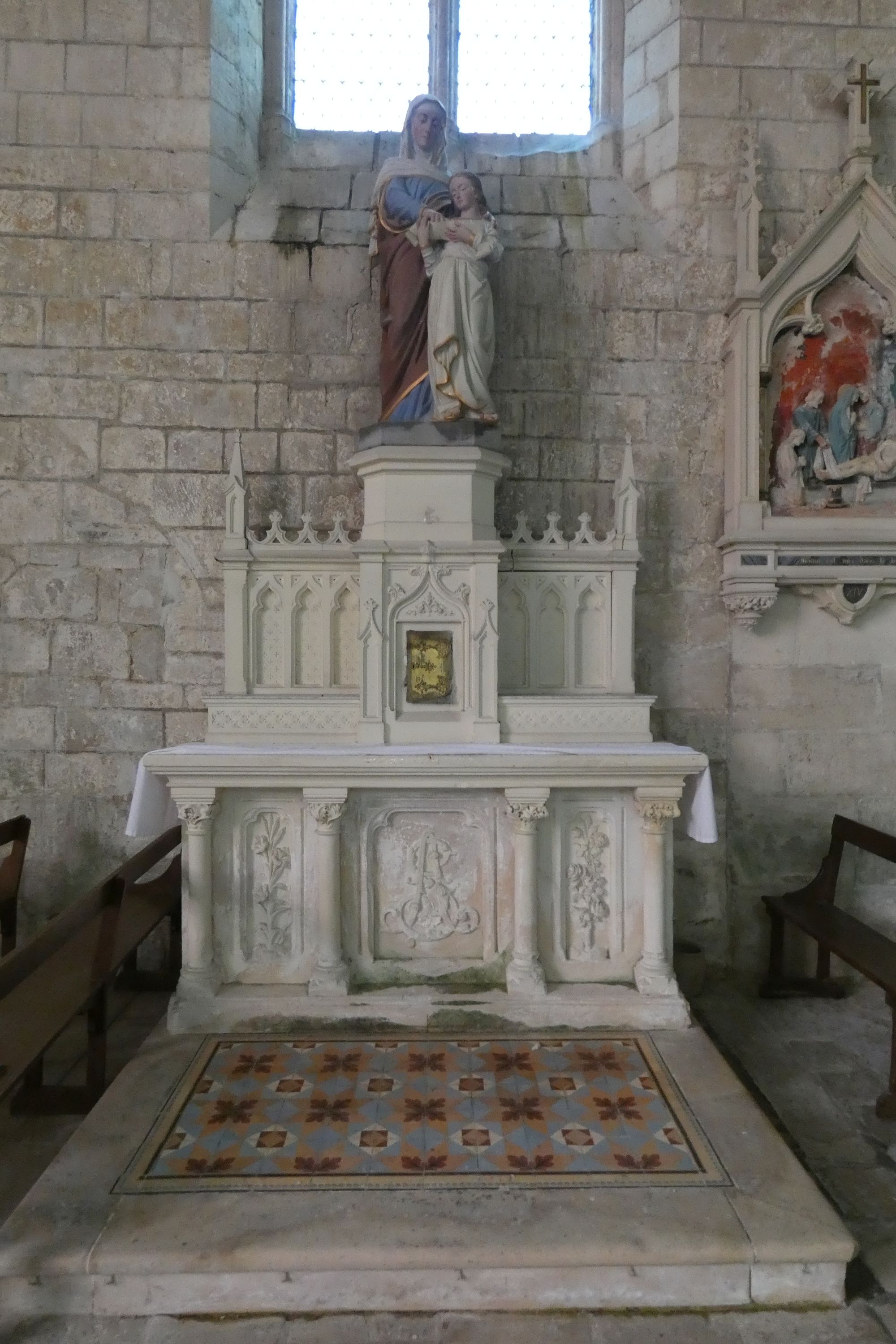 Autel, tabernacle et statue de sainte Anne