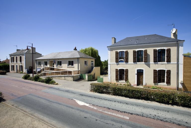 Mairie-école primaire de garçons, école primaire de filles et cantine scolaire, actuellement mairie et deux maisons