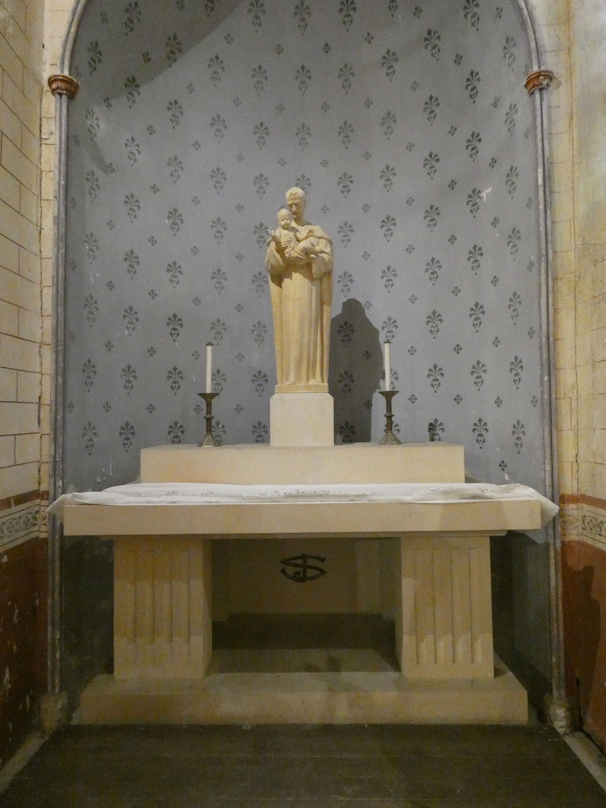 Autel et statue de la chapelle Saint-Joseph