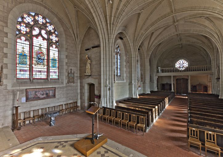 Monument aux morts, église paroissiale Saint-Hilaire d'Étriché