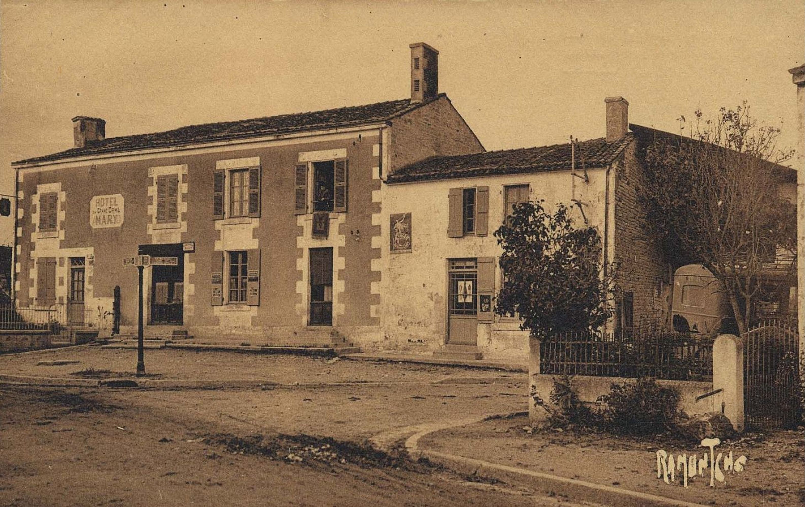 Hôtel, magasin de commerce, maison, 17 route de Benet