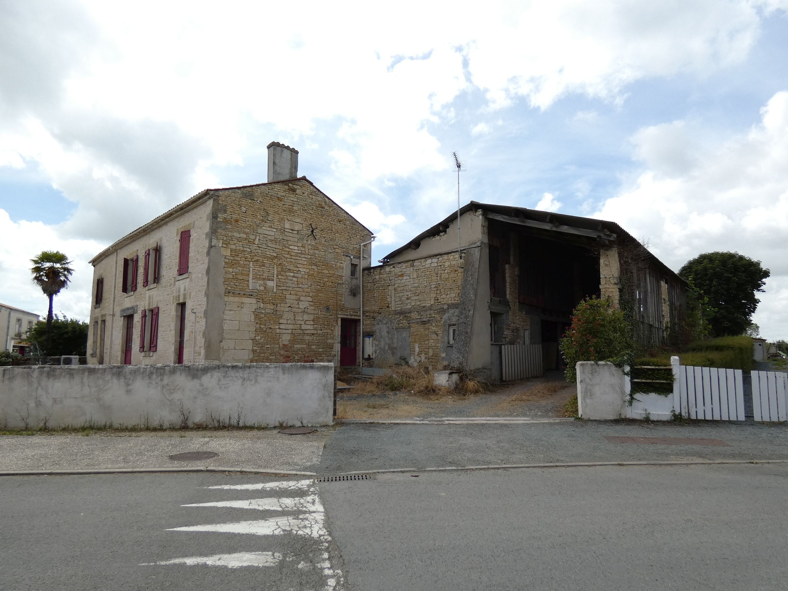 Hôtel, magasin de commerce, maison, 17 route de Benet