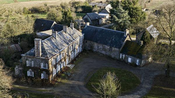 Hameau, château et motte castrale de la Grivellière