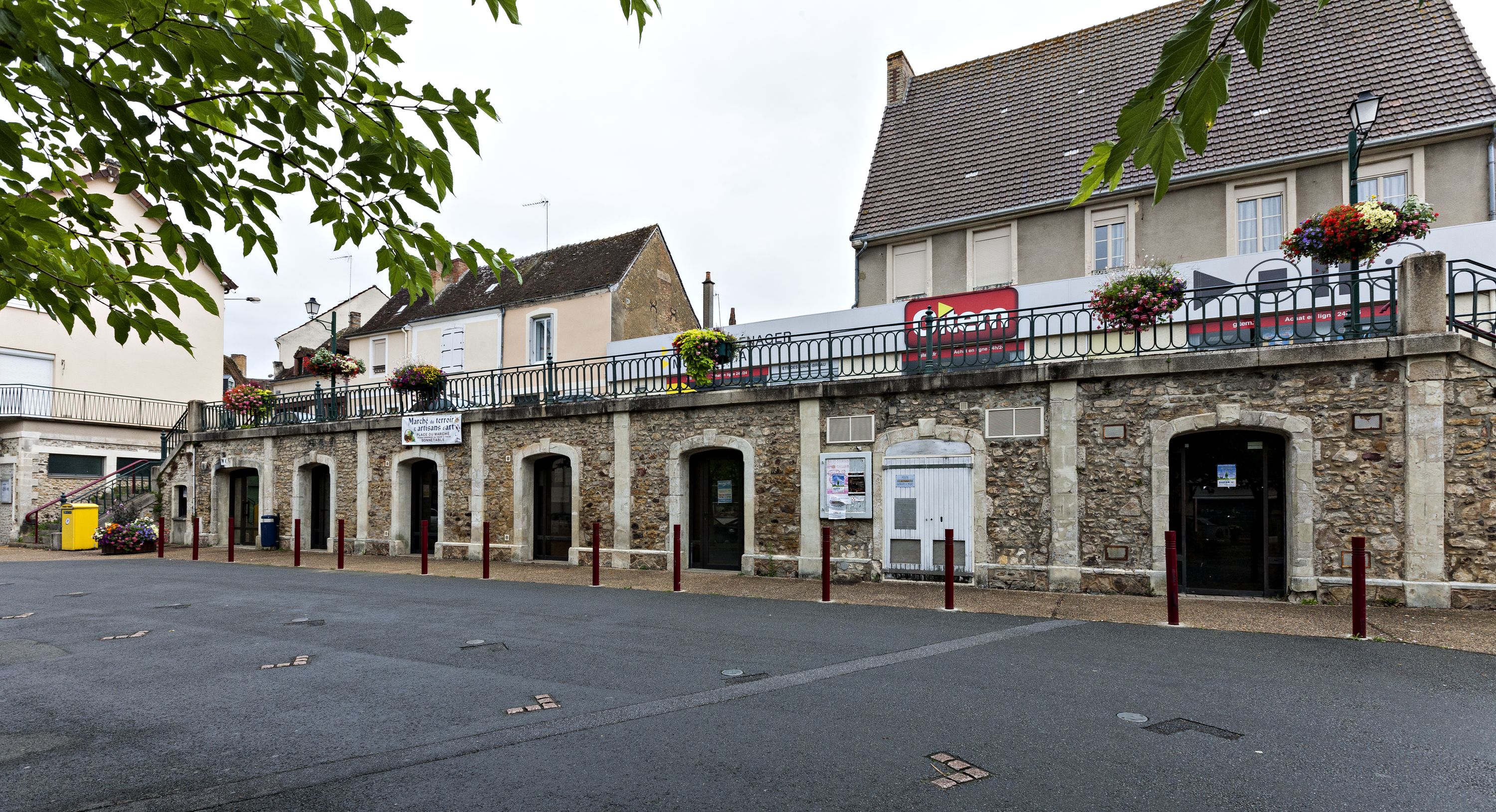 Le quartier de la halle marchande de Bonnétable puis place du Marché.