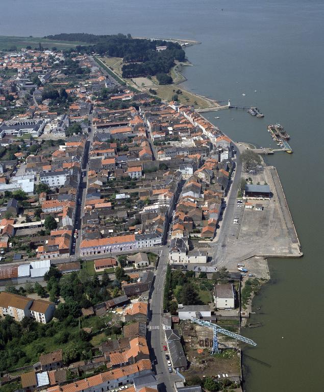 Port, quai Libert ; quai Chassagne ;  Sadi-Carnot ; quai Boulay-Paty ; quai Gautreau  ; quai Eole, Paimbœuf