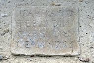 Logis de la veuve Drouin, élévation antérieure : inscription (en réemploi ?) IEAN BAPTIS / TE BURDIN / CURE DE / CEAN 1753