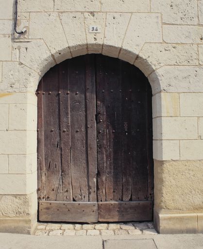 Maison, 32-34, rue Robert-d'Arbrissel, Fontevraud-l'Abbaye, Huisseries (fin  XVIIe ou XVIIIe siècle ?). Entrée sur rue, porte bâtarde.  (IVR52_19964900594XA) - Inventaire Général du Patrimoine Culturel