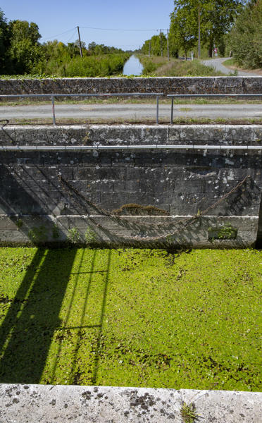 Aqueduc et écluse du Gouffre ; Route de La Rochelle