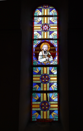 Verrière : curé d'Ars (baie 8) - Église paroissiale Saint-Jean-Baptiste, Saint-Jean-sur-Erve