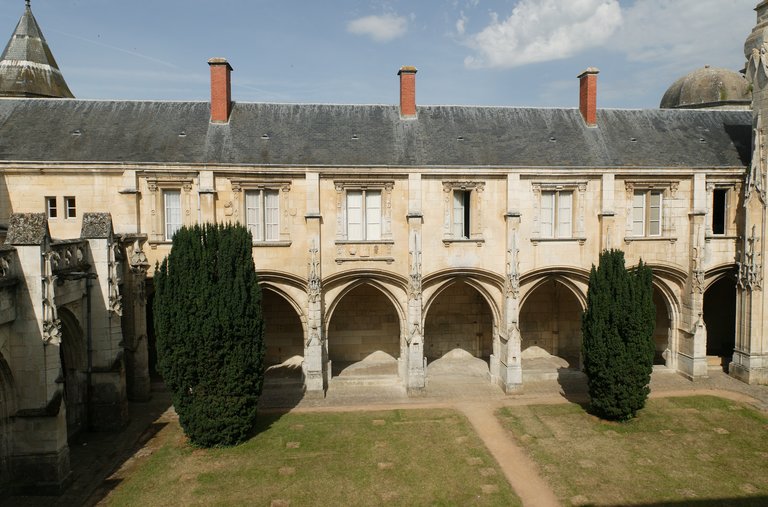 Cloître, place Leclerc