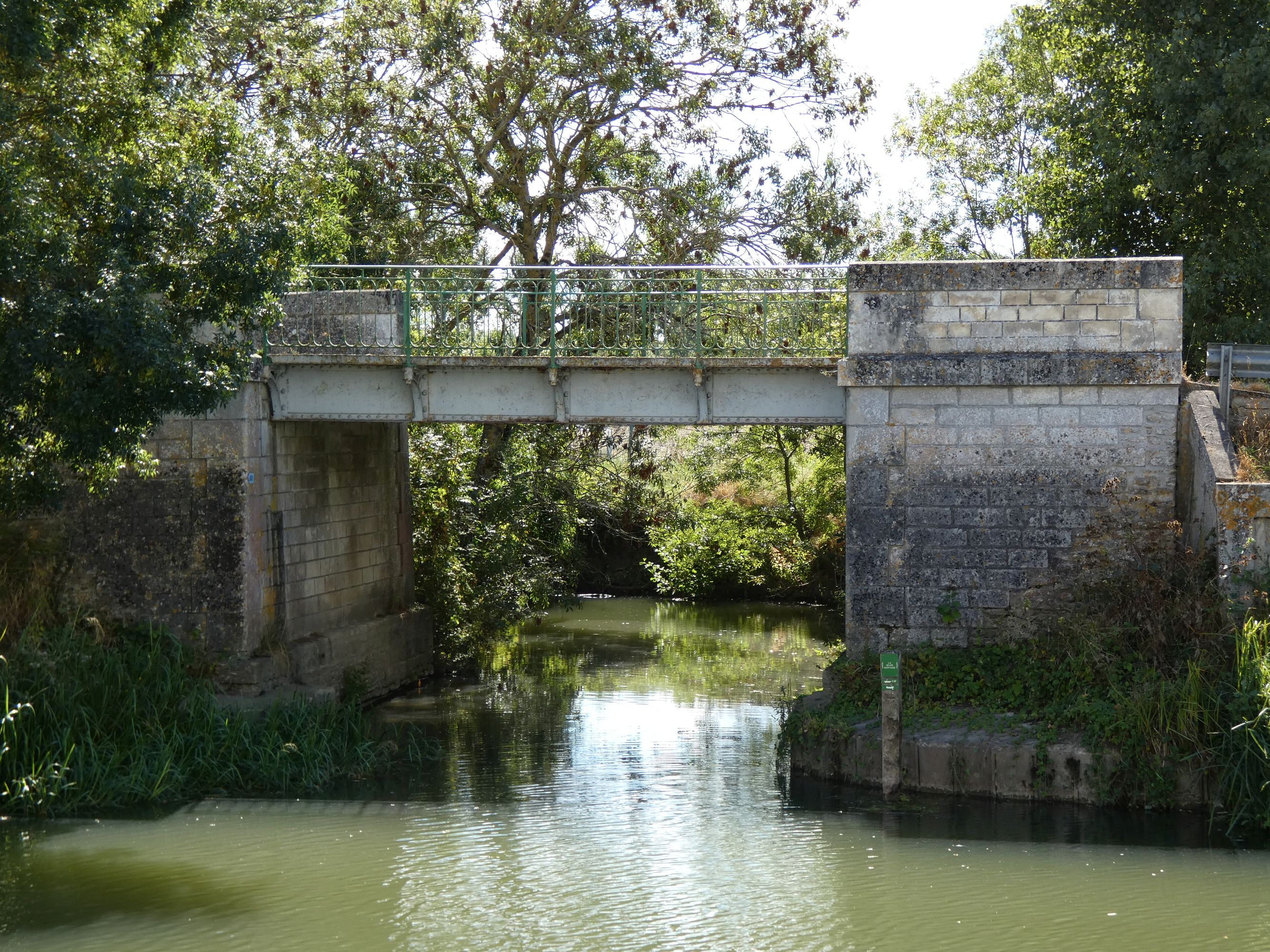 Pont, les Lavaudries, route D104