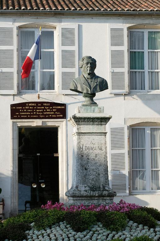 Monument à Pierre-Yacinthe Dumaine, rue de l'Hôtel-de-Ville