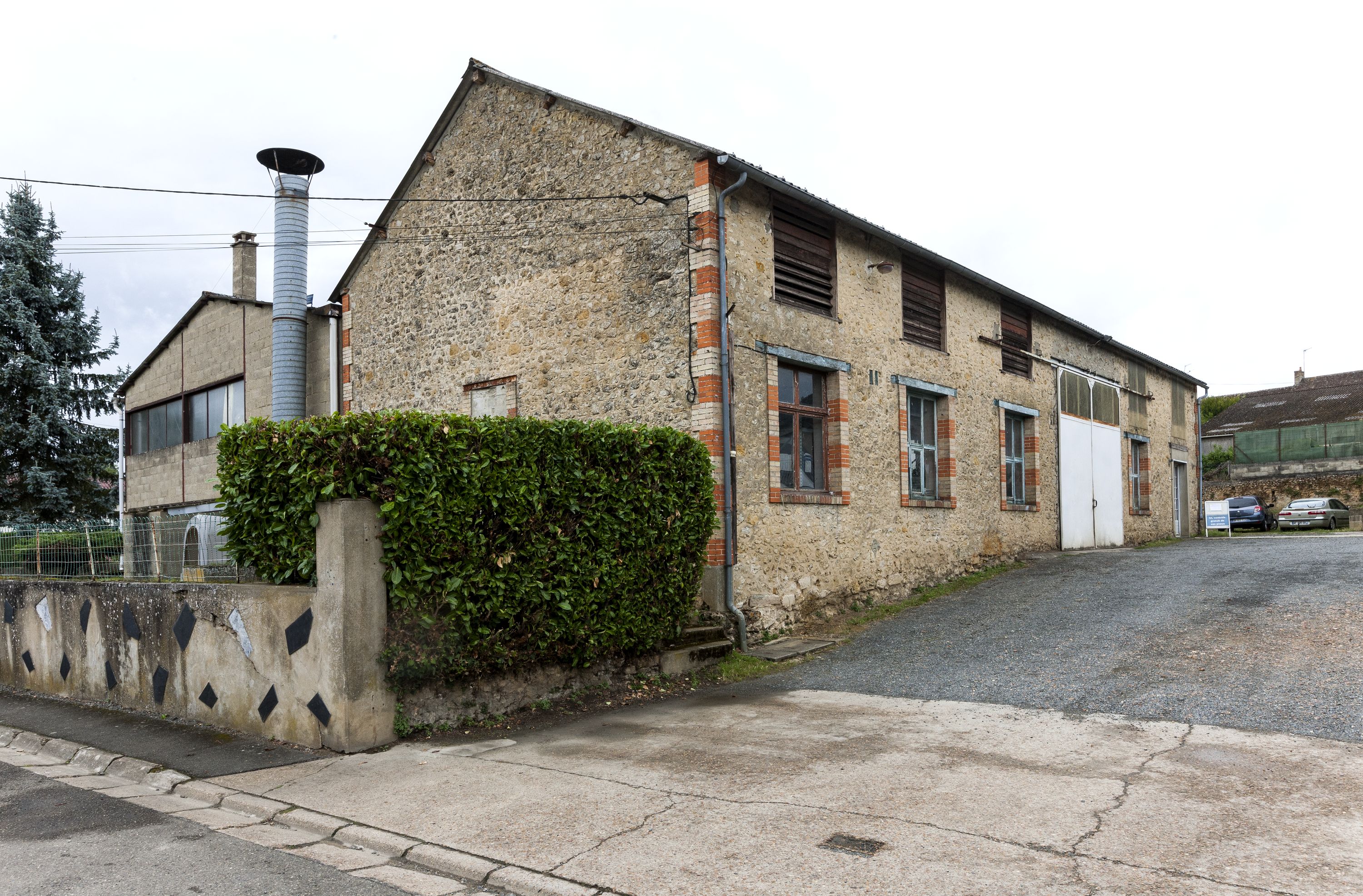 Usine de teinturerie et blanchisserie industrielle, actuellement garage de réparation automobile