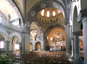 Vue intérieure vers le choeur et le bras oriental du transept.