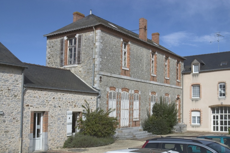 Maison de la famille Robert-Glétron, puis bibliothèque Jacques-Anatole Robert-Glétron, puis mairie, actuellement immeuble à logements, 31-33 rue Robert-Glétron