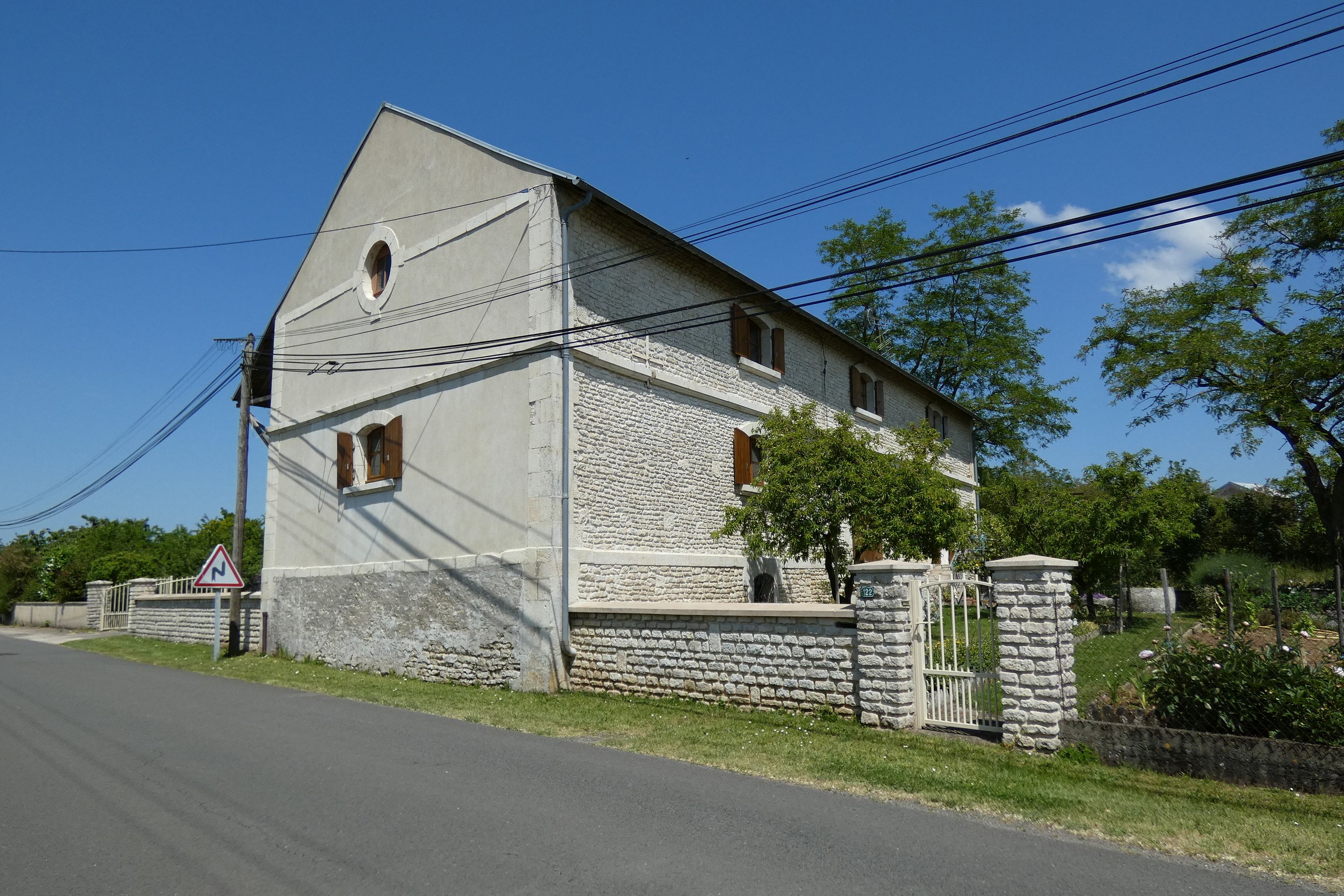 Gare de Benet, actuellement maison, maison de garde-barrière et halle aux marchandises