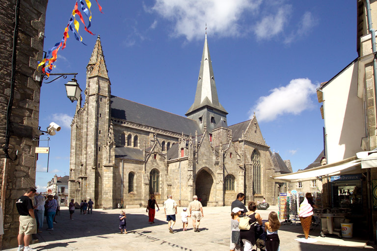 Collégiale Saint-Aubin, place Saint-Aubin