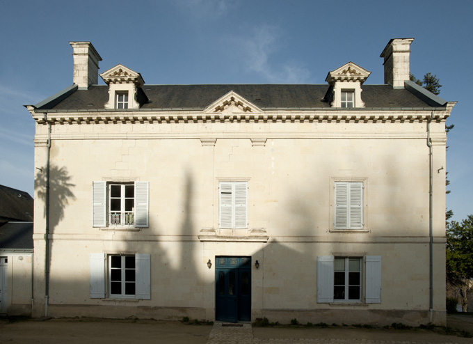 Ancienne collégiale Sainte-Croix, puis maison canoniale, puis Maison Beauregard, actuellement siège du Parc naturel régional Loire-Anjou-Touraine, 7 rue Jehanne-d'Arc, Montsoreau