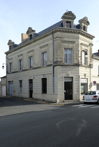 Maison et magasin de commerce, 52 rue Robert-d'Arbrissel, Fontevraud-l'Abbaye