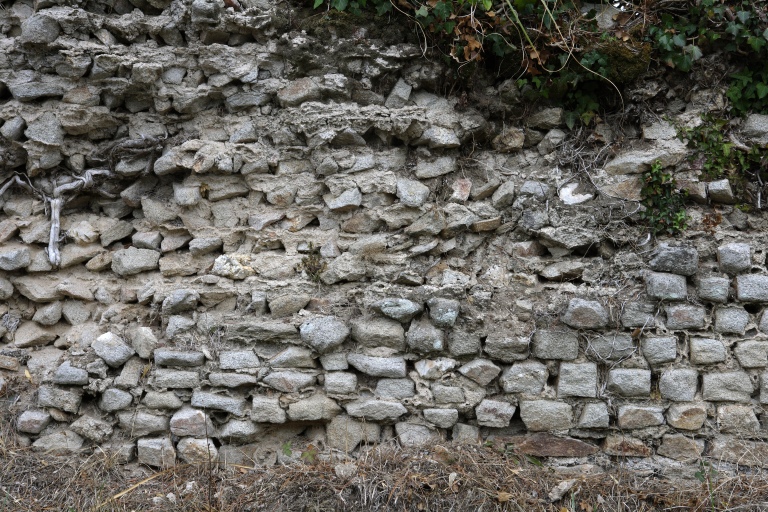 Villa, vestiges de mur gallo-romain, route des Paludiers