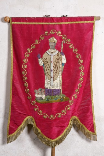 Bannière de procession : saint Nicolas, saint Joseph et l'enfant Jésus - Église paroissiale et prieurale Notre-Dame, Saulges