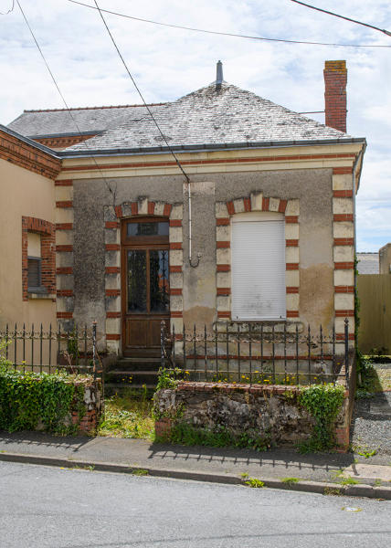 Écoles publiques de filles et de garçons et mairie, actuellement salon de coiffure et appartements