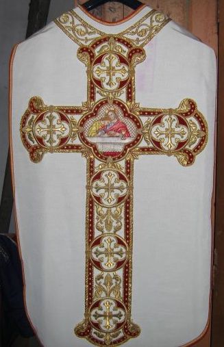 Ornement blanc n° 5 : chasuble, manipule, bourse de corporal, voile de calice