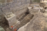 Mur nord, détail des fondations avec sépulture (fouilles archéologiques de 2006).