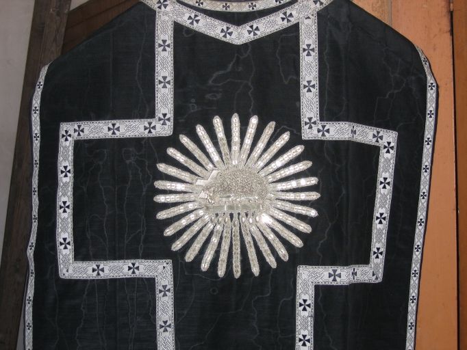 Ornement noir n° 2 : chasuble, étole, bourse de corporal, voile de calice