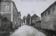 Route de Jupilles. Carte postale ancienne : à gauche, la mairie ; à droite, le bâtiment avant sa transformation en cantine scolaire.