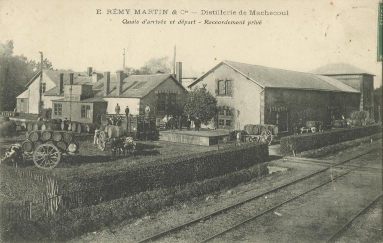 La distillerie prise depuis la voie ferrée, vue des quais et de l'embranchement ferroviaire, début XXe siècle.
