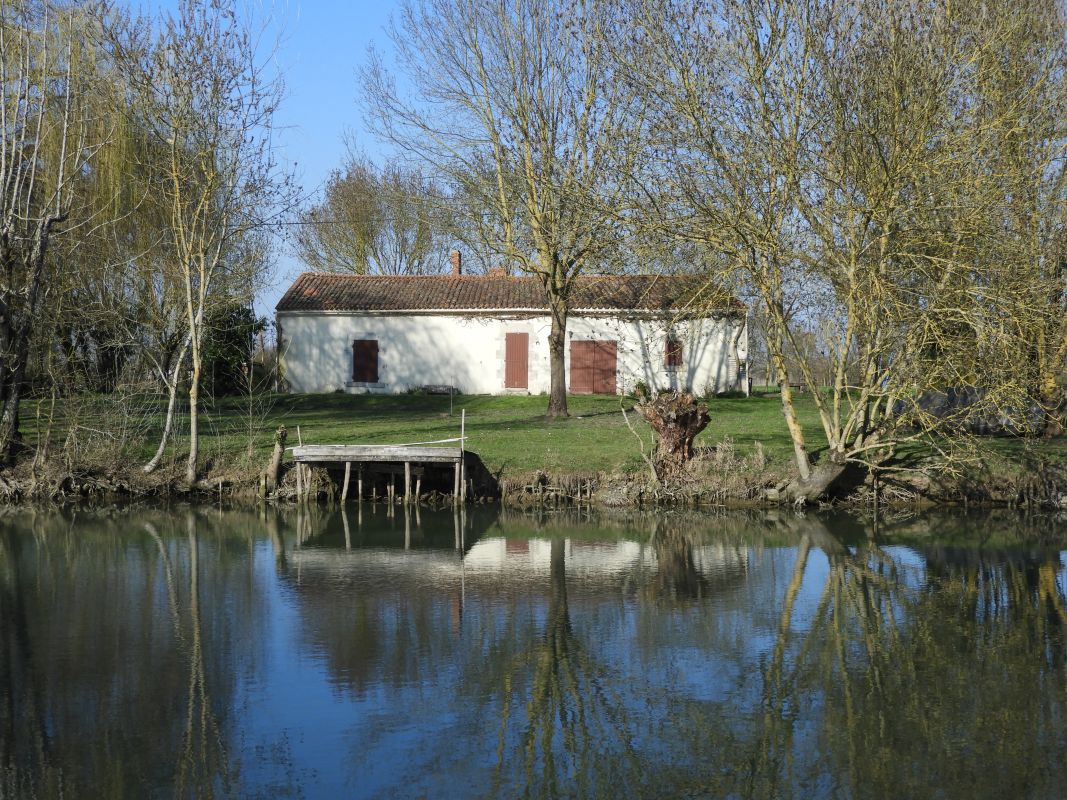 Maison dite hutte du Marais Mion ; île de Charouin