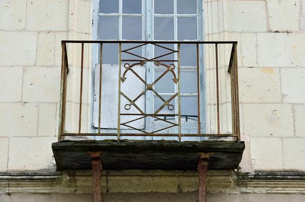 Denée. Port-Godard. Détail d'un balcon en fer forgé orné d'une ancre.
