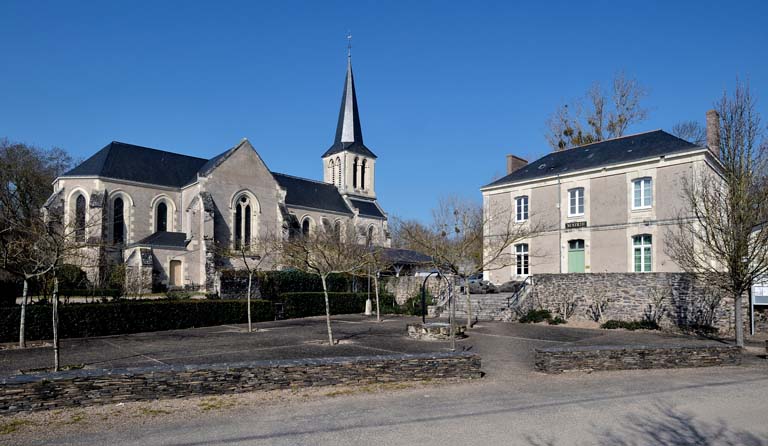 Vue de l'église paroissiale et et de la mairie.