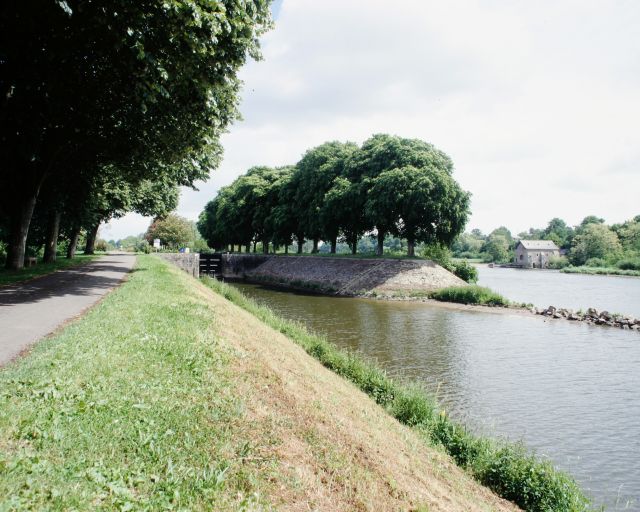 Canal de navigation et site d'écluse du Ménil