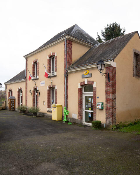 Mairie-école de Montreuil-le-Henri, actuellement mairie et bureau de poste