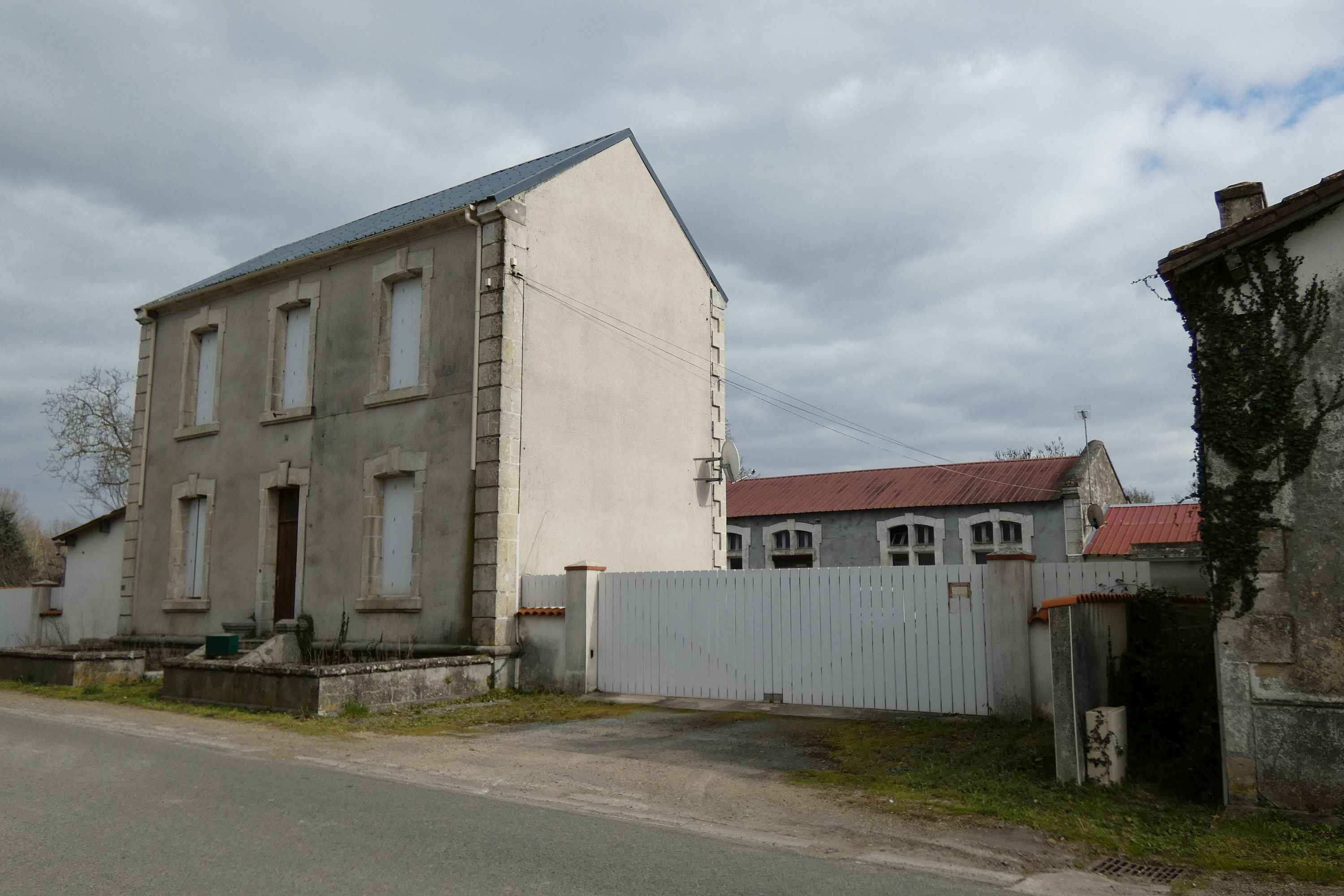 Ecole primaire de Nessier, actuellement maison, 35 route des Pictons