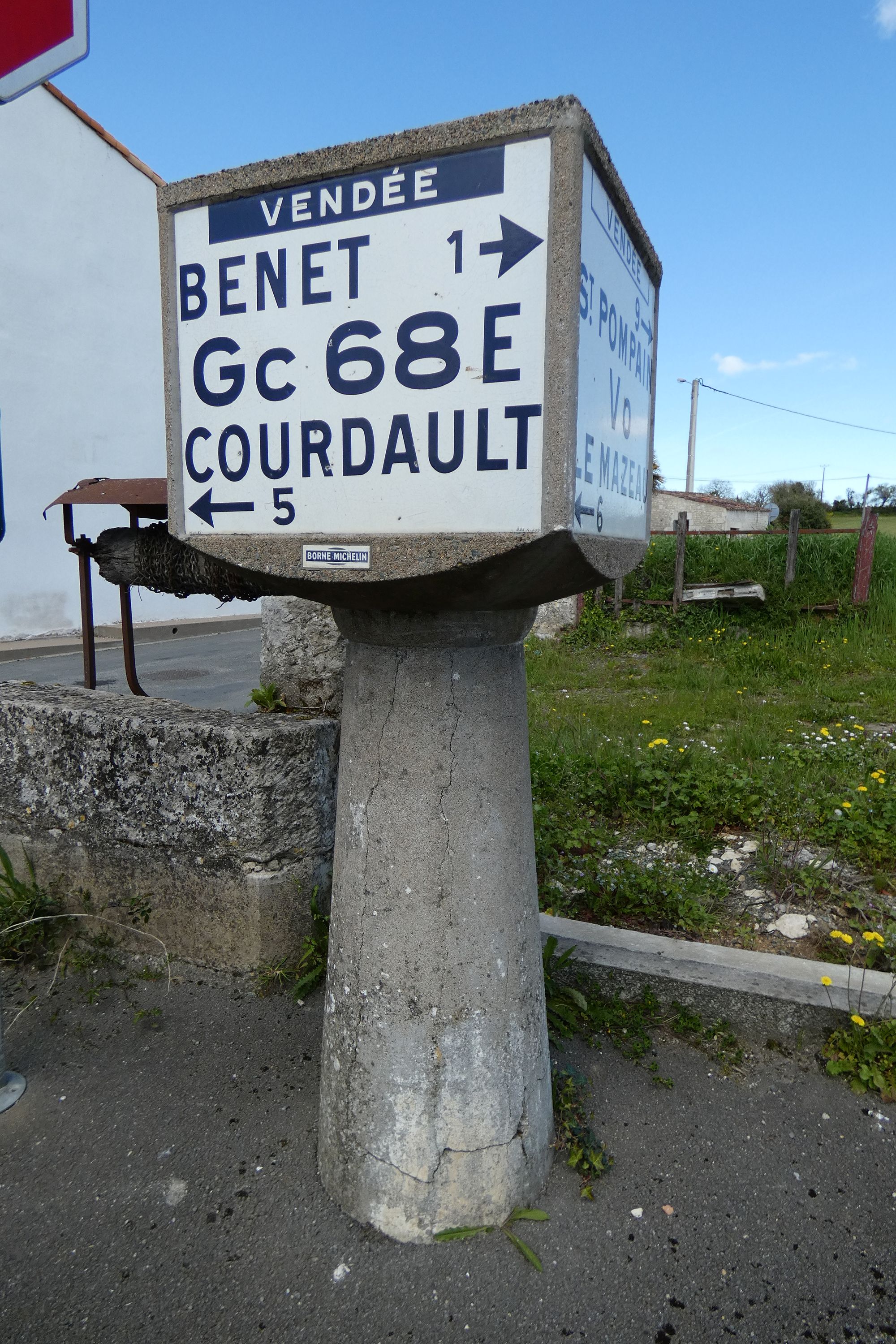 Borne routière, route de Bouillé