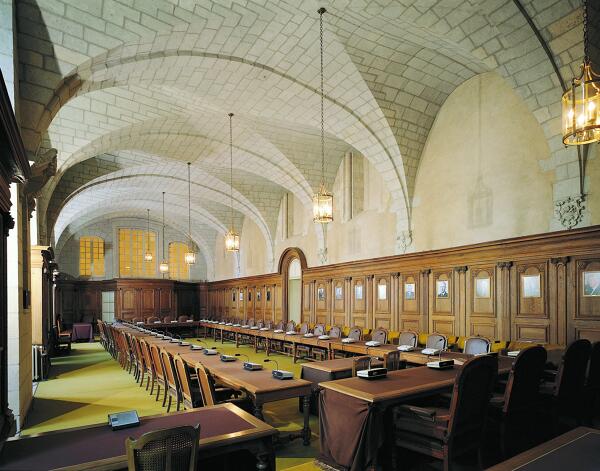 Abbaye de bénédictins puis de mauristes, dite abbaye Saint-Aubin, actuellement hôtel du Département et préfecture de Maine-et-Loire