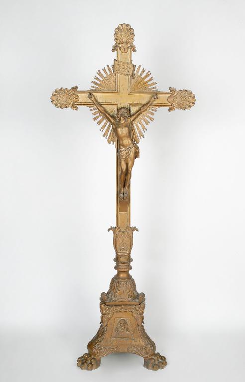 Ensemble d'une croix d'autel et de 6 chandeliers d'autel