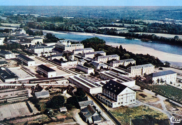 Château de Sainte-Gemmes, puis asile d'aliénés actuellement hôpital psychiatrique dit Centre de Santé Mental Angevin (CESAME)