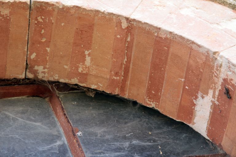 Ferme de Malidor, Étables, détail : plein cintre en pierres de taille  peintes fausses briques. (IVR52_20097200669NUCA) - Inventaire Général du  Patrimoine Culturel