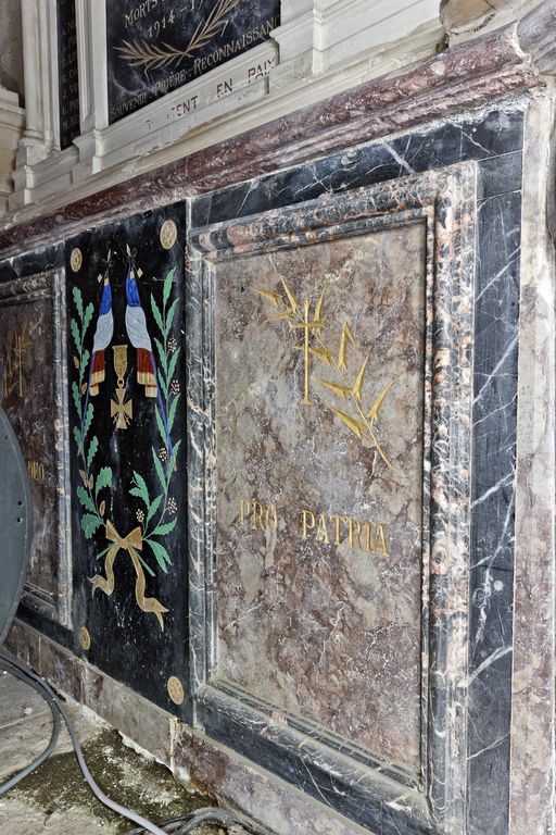 Monument aux morts, église paroissiale Saint-Pierre et Saint-Paul de Pontvallain