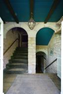 Manoir de Drézeux, premières volées de l'escalier du logis, vue depuis le palier d'accès au jardin.