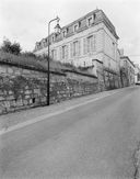Le Logis Bourbon, vue de la rue du Logis-Bourbon (en 1996). L'ancienne voûte coiffait ce tronçon de la rue.