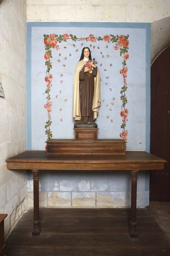 Peinture monumentale : décor de roses accompagnant une statue de sainte Thérèse de Lisieux