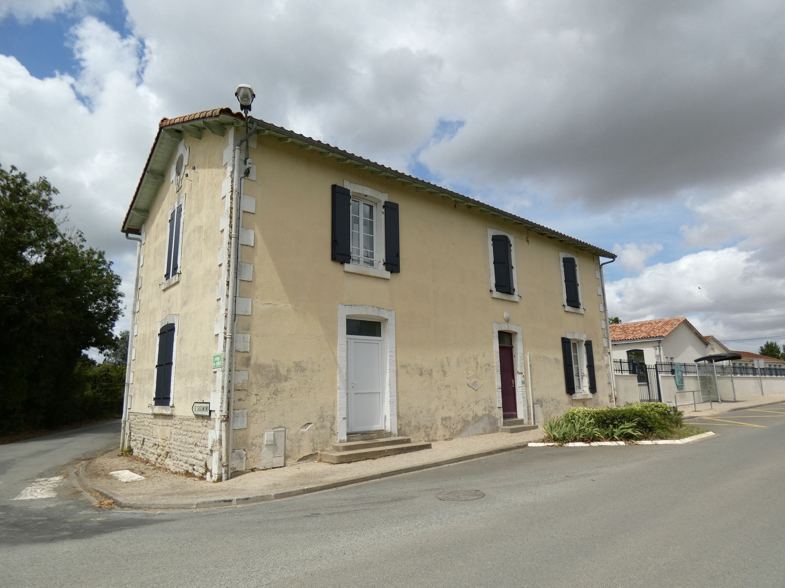 Mairie (ancienne), école primaire, 43 route de Sainte-Christine