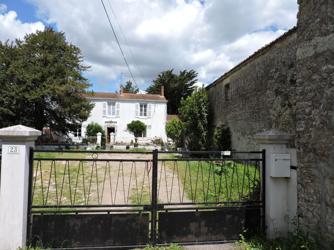 Maison dite le Logis de Chantemerle, 23 rue Georges-Clemenceau