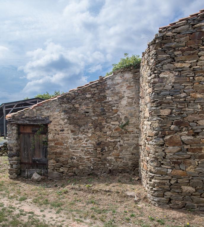 Angle arrondi de dépendance. La Grande Brosse, Vieillevigne.